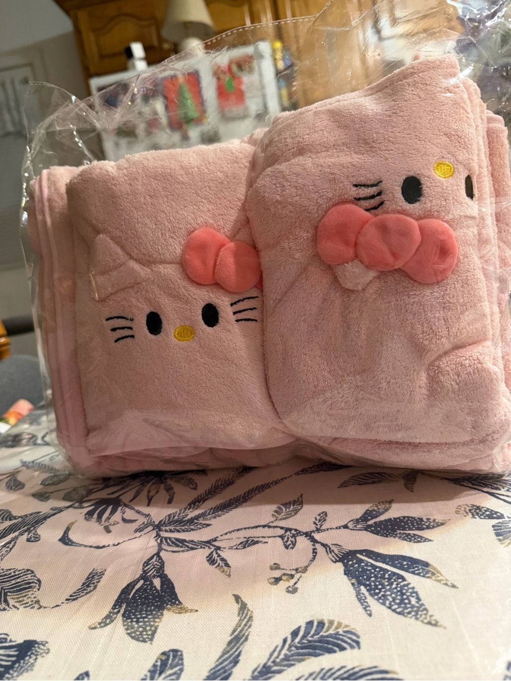 Hello Kitty Pink Plush Bath Towels with Bow Accents